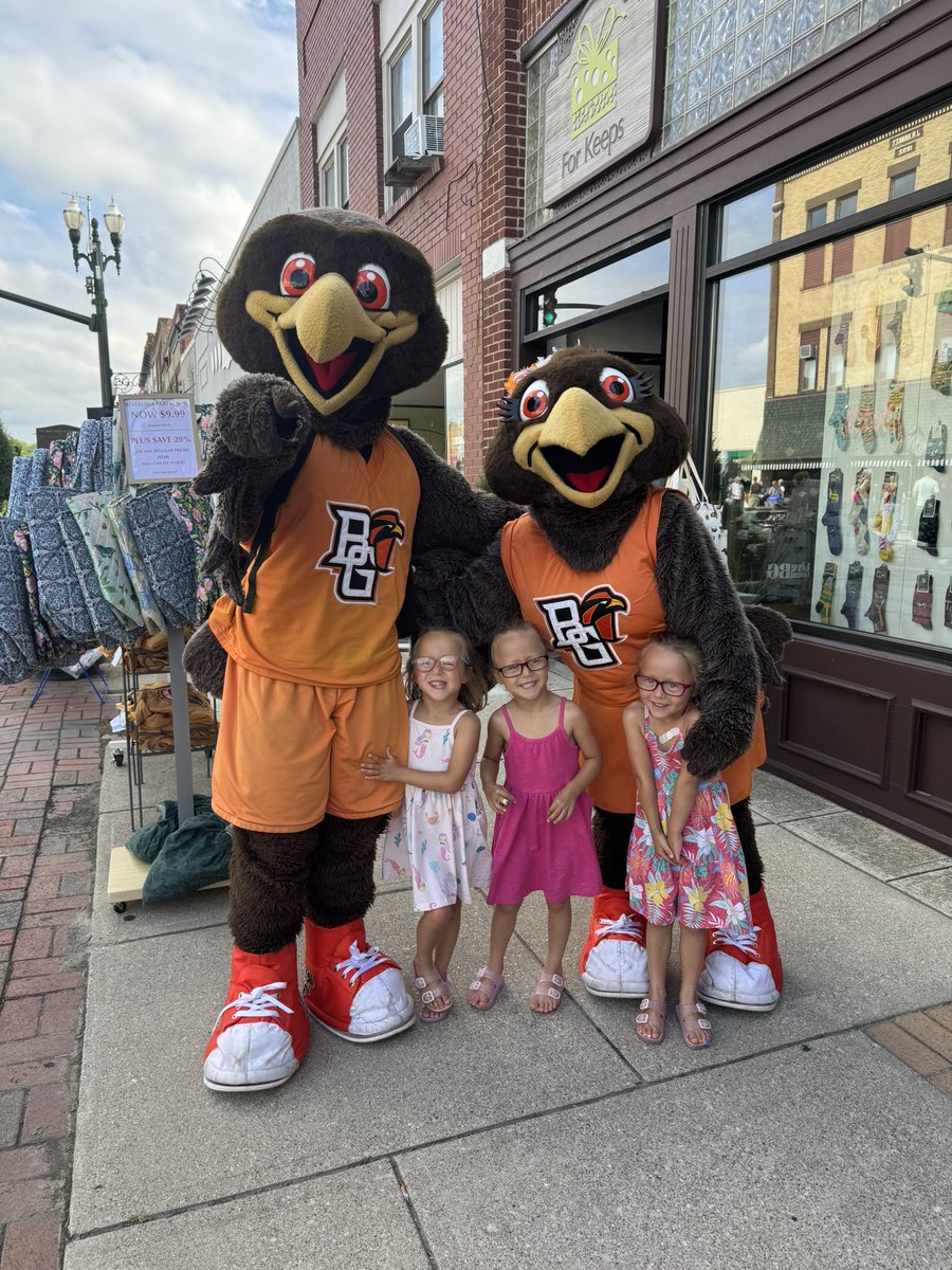 vandermerwe63's tweet image. Great night @fireflynightsbg in @cityofbg ! Great moments in the community with this TRIPLE THREAT! @BGSUBirds