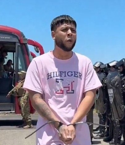 MonitorNewsve's tweet image. Lo estaban torturando ? No tiene ni un golpe, tiene un corte de cabello de diseñador , estaban aislados en un aérea solo para venezolanos entonces cuál es el show ?