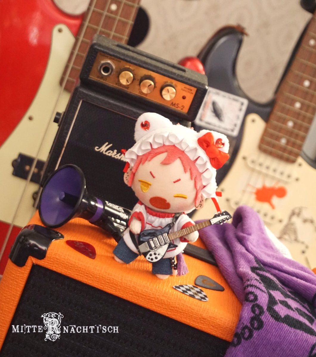 Mitternachtisch's tweet image. ハライさんのギタボが見たいです…。中の人カラオケ繋がりでマーシャルとリッケンバッカーを与えてみました。ラットはありません…。