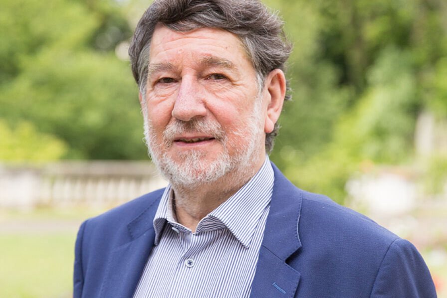 fhollande's tweet image. Alain Anziani appartient à une génération, la mienne, celle qui s’est engagée dès les années 70 autour de François Mitterrand. Une génération qui s’est ensuite investie dans le Parti socialiste et sur un territoire, cherchant à mettre en harmonie ses actions avec ses pensées.…