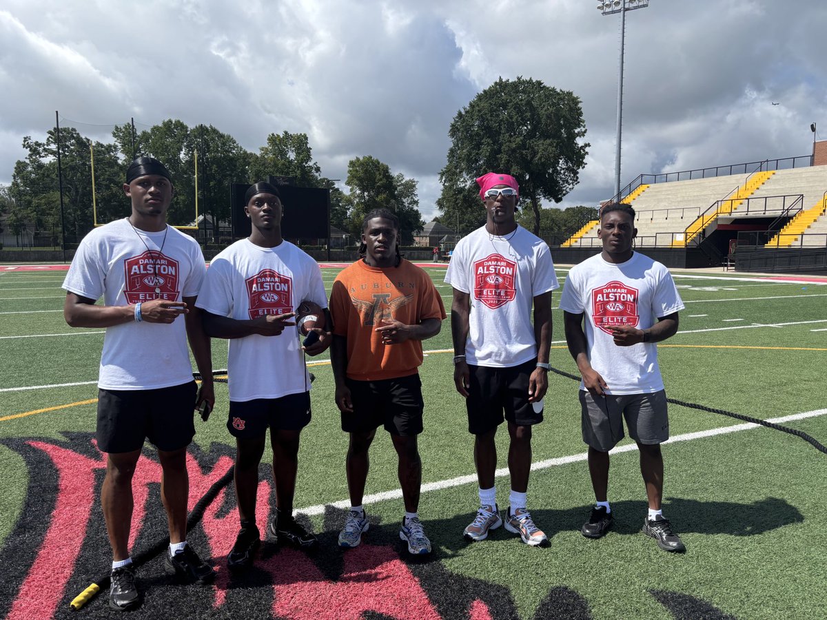 DukestheScoop's tweet image. Auburn’s own Deuce Knight, Sam Turner, Cam Coleman , and Alvin Henderson all came to support Senior RB Damari Alston at his camp to day in College Park, Ga. Great turnout today and amazing event for the kids.