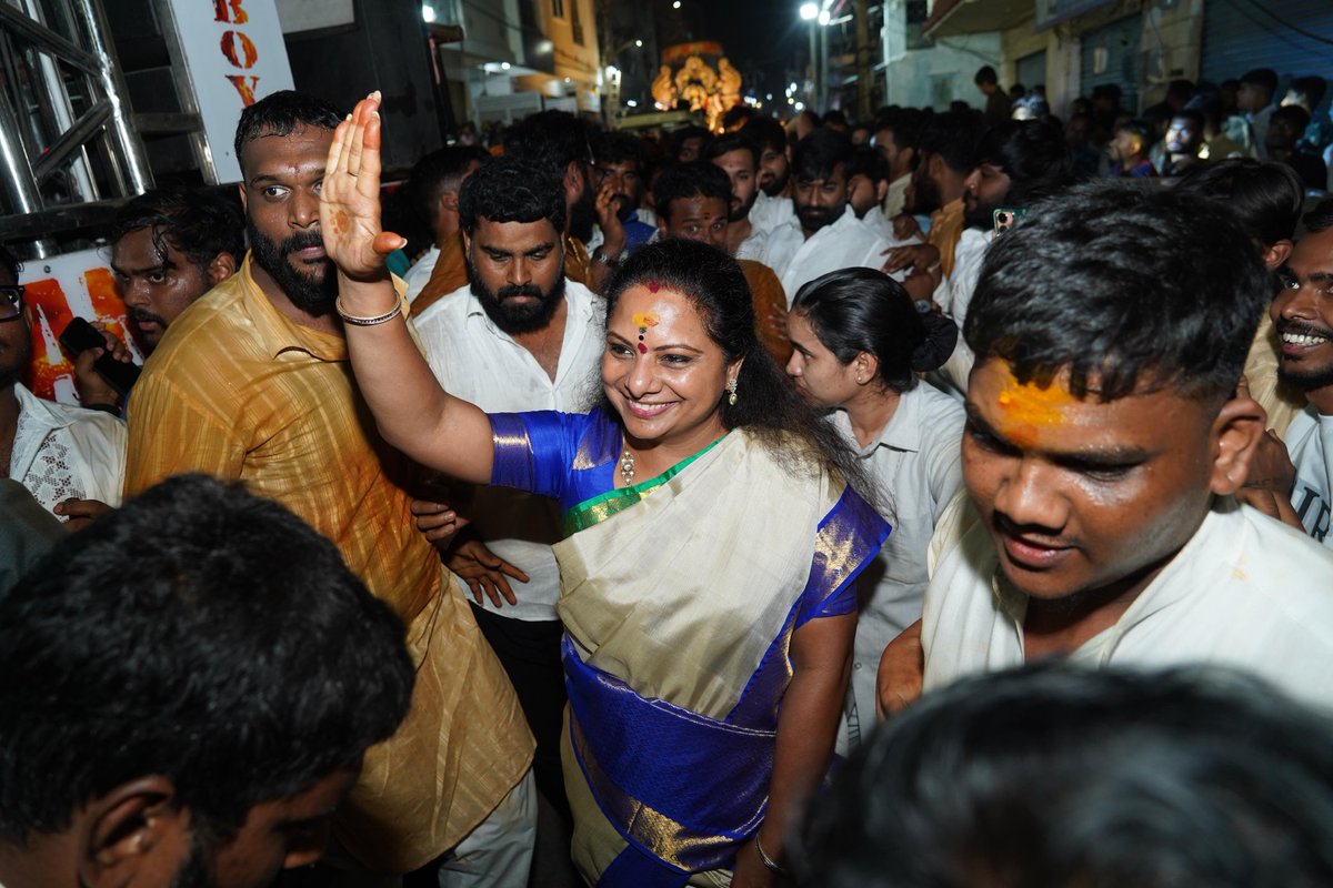 OfficeOfKavitha's tweet image. బోనాల పండుగ సందర్భంగా బహదూర్ పుర మల్లన్న ఆలయం వద్ద మహాదేవ్ యూత్ అధ్వర్యంలో నిర్వహించిన తొట్టెల ఊరేగింపు ఉత్సవంలో పాల్గొన్న ఎమ్మెల్సీ శ్రీమతి @RaoKavitha