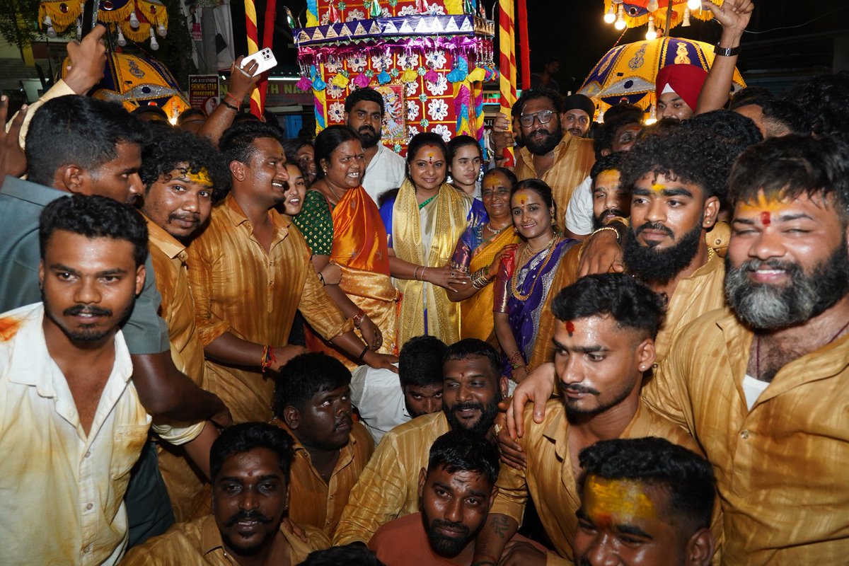 OfficeOfKavitha's tweet image. బోనాల పండుగ సందర్భంగా బహదూర్ పుర మల్లన్న ఆలయం వద్ద మహాదేవ్ యూత్ అధ్వర్యంలో నిర్వహించిన తొట్టెల ఊరేగింపు ఉత్సవంలో పాల్గొన్న ఎమ్మెల్సీ శ్రీమతి @RaoKavitha