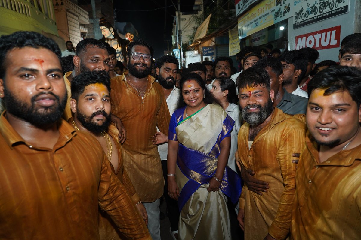 OfficeOfKavitha's tweet image. బోనాల పండుగ సందర్భంగా బహదూర్ పుర మల్లన్న ఆలయం వద్ద మహాదేవ్ యూత్ అధ్వర్యంలో నిర్వహించిన తొట్టెల ఊరేగింపు ఉత్సవంలో పాల్గొన్న ఎమ్మెల్సీ శ్రీమతి @RaoKavitha