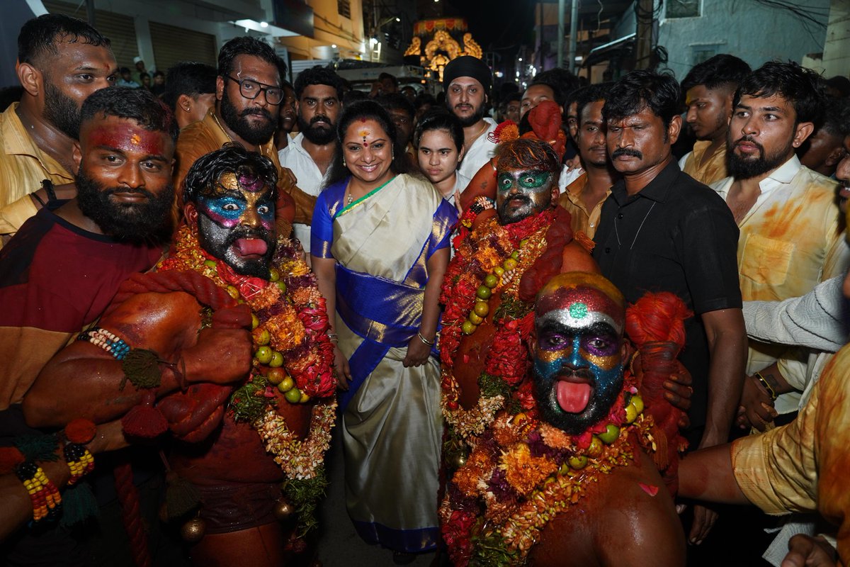 OfficeOfKavitha's tweet image. బోనాల పండుగ సందర్భంగా బహదూర్ పుర మల్లన్న ఆలయం వద్ద మహాదేవ్ యూత్ అధ్వర్యంలో నిర్వహించిన తొట్టెల ఊరేగింపు ఉత్సవంలో పాల్గొన్న ఎమ్మెల్సీ శ్రీమతి @RaoKavitha