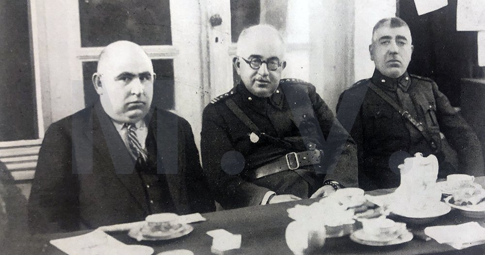 Bursa Askeri Lisesi Mezuniyet Yemeği Hatırası (1934)

2'nci Kolordu Kumandanı Ferik Ali Hikmet Paşa (Korg. AYERDEM)
Topçu Müfettişi Mirliva Mehmet [Kara] Emin Paşa (Tümg. ÇOLAKOĞLU)
Bursa Valisi Zeynel Abidin Bey (ÖZMEN)