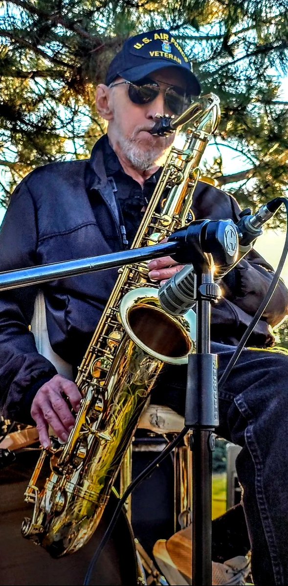FredSatterfield's tweet image. ⭐Just ran across this terrific pic of the great Dewey Dorough. Luved working with this outstanding musician. A real show stopper!!!
@oakridgeboys #saxophone #TheMightyOaksBand