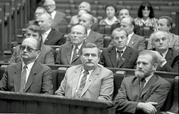 AnitaSchelde's tweet image. 19 VII 1989r. przy wsparciu UB-eckiej agentury prezydentem PRL/IIIRP został komunistyczny zbrodniarz gen. Wojciech Jaruzelski. #Targowica #UBeckiUkład #NieszczęsnyKraj