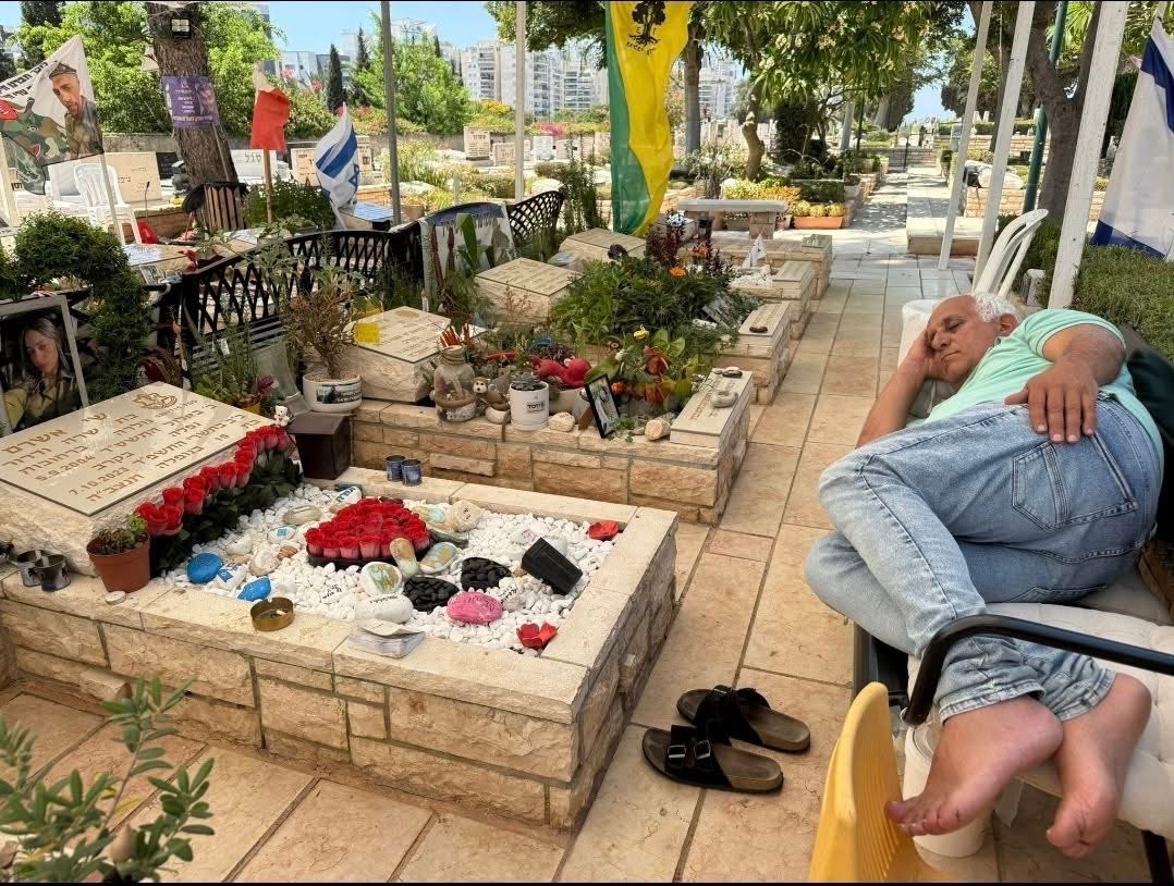 נעמה קציר:

זה דרור אשרם אבא של התצפיתנית שי אשרם שנפלה במוצב נחל עוז ב-7.10, וככה הבת שלו מצאה אותו אתמול (שישי), בשעה 14 בשיא החום של יולי. שנ"צ בקבר של שי. ככה נראה ומרגיש וישן אבא שלקחו את הלב העצום שלו וריסקו אותו למיליוני רסיסים. 

אני מתפללת שמנהיגי הארץ הזו יראו את התמונה