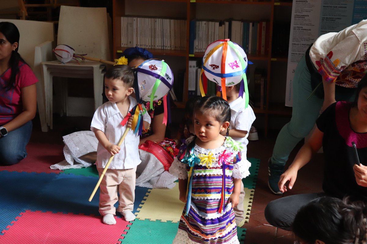 BS San Pablo (@bssanpablo) on Twitter photo La tarde de ayer realizamos nuestro FANDANGO EN PAÑALES en la #BSsanPablo, en donde engalanamos la bebeteca con nuestros trajes tradicionales oaxaqueños junto a las familias y sus bebés, con motivo de la Guelaguetza 🥳.
#RedBS #BibliotecaInfantilBS
<a href="/FundacionAHHO/">Fundación Alfredo Harp Helú Oaxaca</a> #FAHHporMéxico La tarde de ayer realizamos nuestro FANDANGO EN PAÑALES en la #BSsanPablo, en donde engalanamos la bebeteca con nuestros trajes tradicionales oaxaqueños junto a las familias y sus bebés, con motivo de la Guelaguetza 🥳.
#RedBS #BibliotecaInfantilBS
<a href="/FundacionAHHO/">Fundación Alfredo Harp Helú Oaxaca</a> #FAHHporMéxico