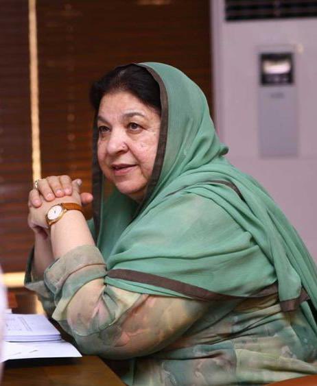 ڈاکٹر یاسمین راشد — ایک ماہر ڈاکٹر، کینسر کی مریضہ، اور سیاسی قیدی!
جنہیں بارہا ہسپتال لے جانا پڑا، مگر انصاف آج تک ان کے دروازے تک نہ پہنچا۔
یہ صرف اُن کی نہیں، ہر اُس ماں کی تذلیل ہے جو سچائی کے ساتھ کھڑی ہے۔

یاسمین راشد سے جینے کا حق چھینا جا رہا ہے — اور عدالتیں خاموش