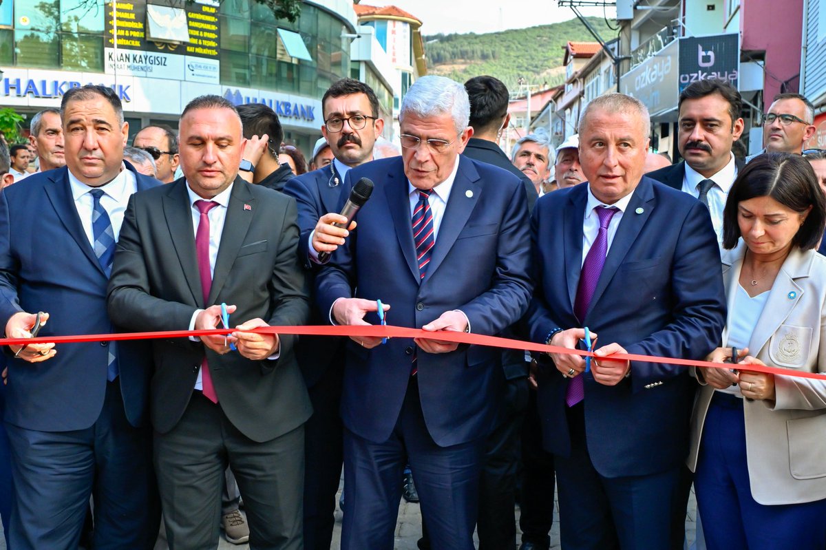 iyiparti's tweet photo. Genel Başkanımız Sayın Müsavat Dervişoğlu (@MDervisogluTR),

Millî Şehidimiz Talât Paşa’nın adının, Çay Belediye Başkanımız Sayın Yaşar Kemal Kantartopu’nun öncülüğünde Çay ilçemizde bir caddeye verilmesi vesilesiyle düzenlenen törene katıldı.

Tarihine, değerlerine ve istiklal mücadelesine sahip çıkan bu anlamlı adımın, memleketimizin dört bir yanına ilham olmasını temenni ediyoruz.
