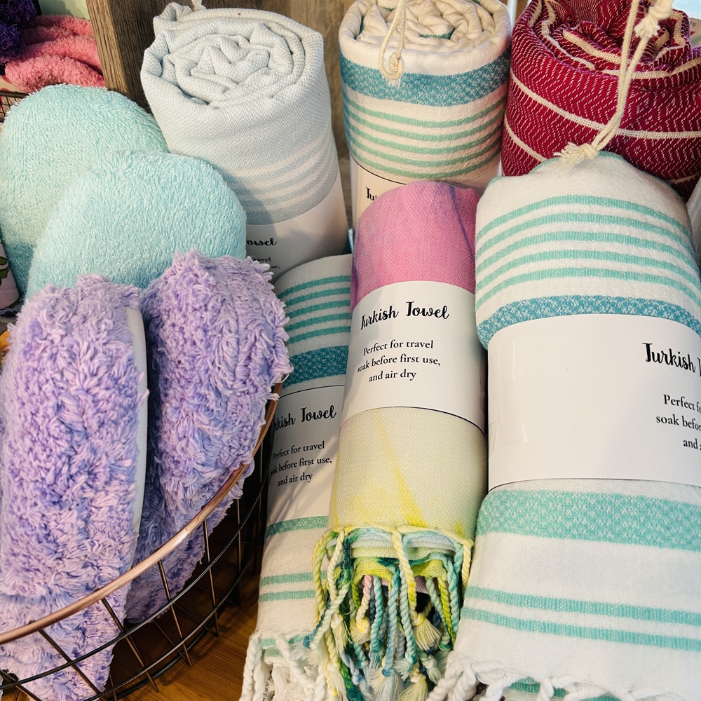 Turn your home into a spa with soaps, bath bombs, lotions, scrubs and candles from Breezy Quarters in Abbeville! Using natural, good for you ingredients, and unique, top quality formulas, you'll love their products! 

#visitsc #shoplocal #discoversc #abbevillesc #southernliving