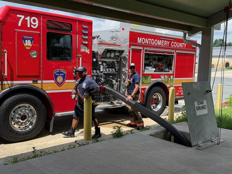 DavidPazos15's tweet image. Practice makes perfect. @mcfrs members of Fire Station 19(Silver Spring) spent some time today training on advancing hose down a corridor and drafting water from a static water source when hydrants are not available. @mcfrsPIO