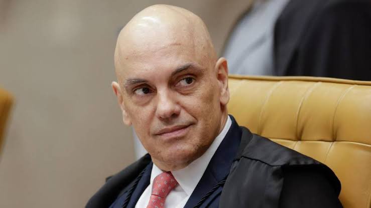 GeopoliticaHoj's tweet image. Após ter seu visto cancelado pelo governo dos EUA, como retaliação pelo julgamento do ex-presidente Jair Bolsonaro no STF, o ministro Alexandre de Moraes comentou o assunto com a imprensa:
“Tranquilo. O Mickey precisará superar a minha ausência” - disse o ministro.