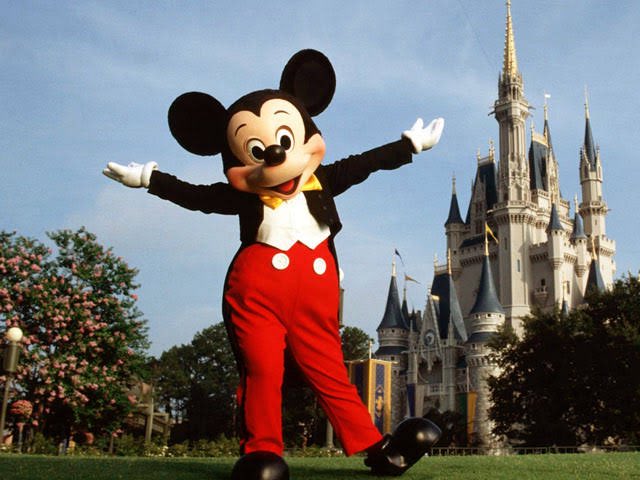 GeopoliticaHoj's tweet image. Após ter seu visto cancelado pelo governo dos EUA, como retaliação pelo julgamento do ex-presidente Jair Bolsonaro no STF, o ministro Alexandre de Moraes comentou o assunto com a imprensa:
“Tranquilo. O Mickey precisará superar a minha ausência” - disse o ministro.