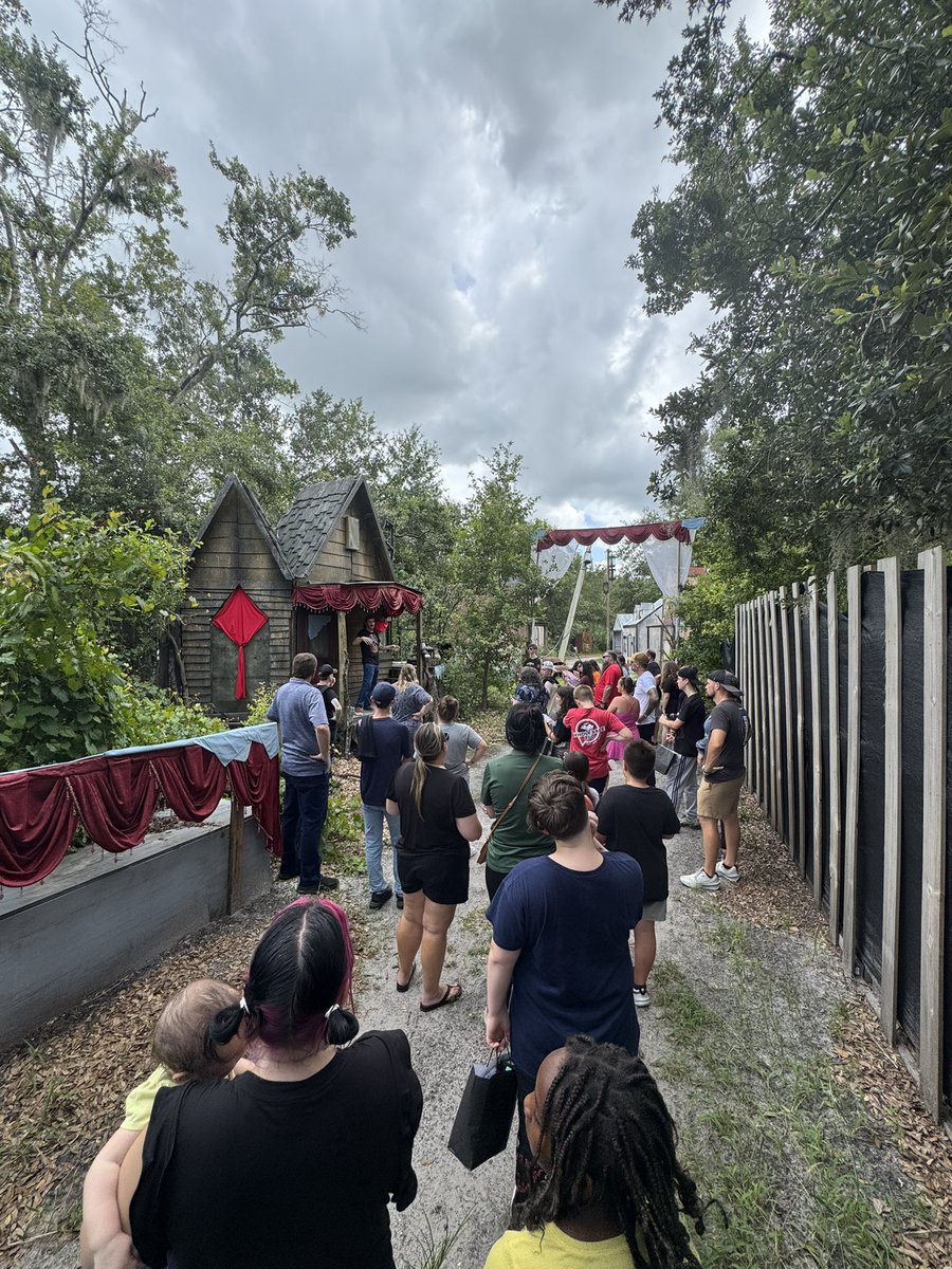 ByronSaxton's tweet image. A summer camp dedicated to the haunted house world is such a fun and innovative concept to me. Thank you @sirhenryhaunt for inviting me to your 2nd annual camp. Had an amazing experience helping to teach Scare Acting 101! 👻