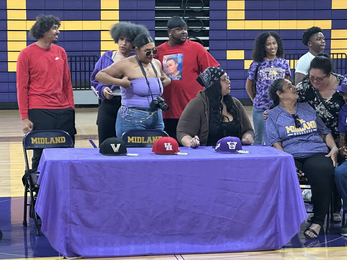 CoryMcIntyreTv's tweet image. The gym is packed awaiting Primus’ decision. Who’s it gonna be? Washington, Houston, or Vanderbilt. Find out in just a few!
@Primuss73
@VandyFootball
@UW_Football
@UHCougarFB