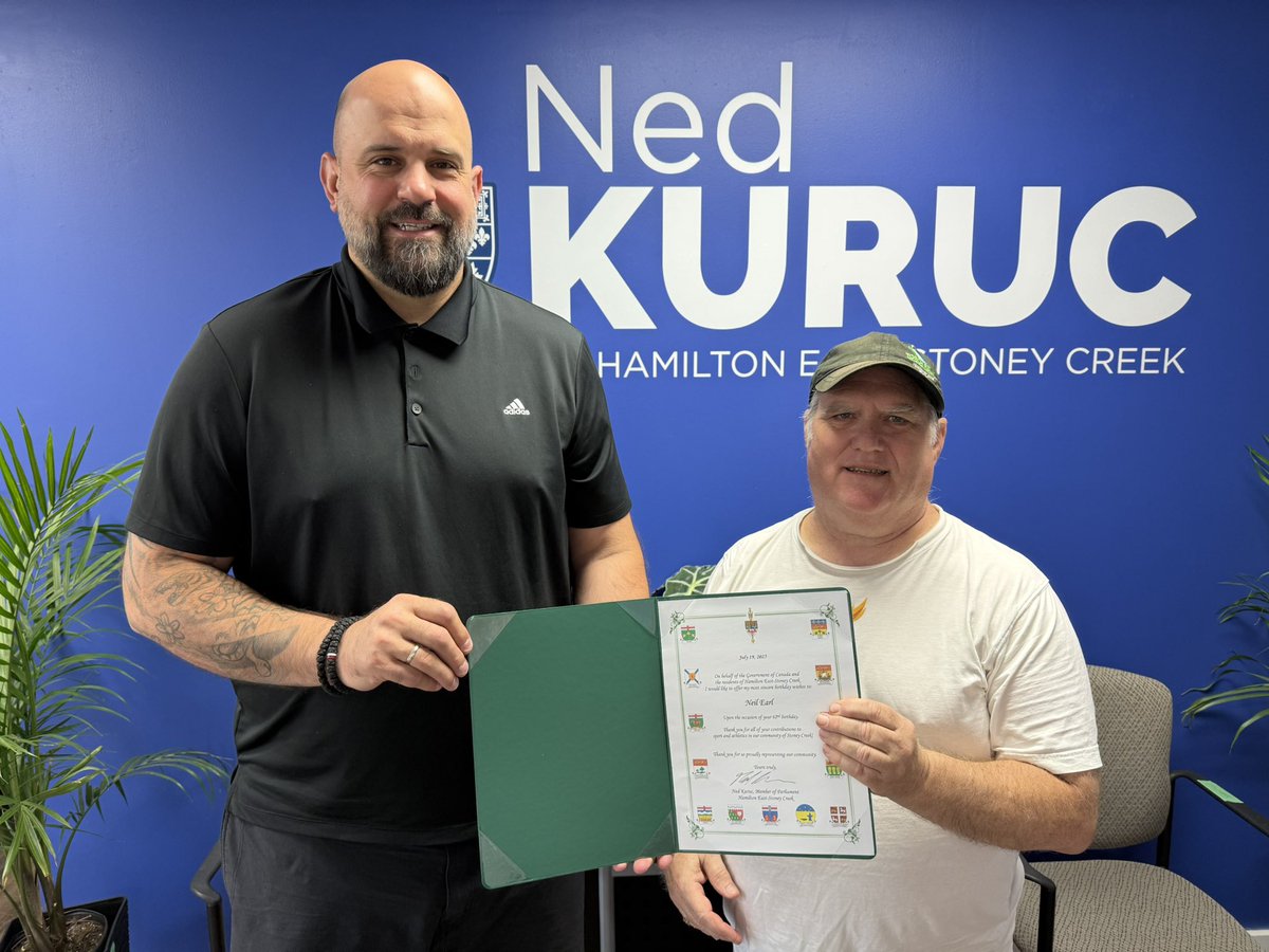 NedKurucMP's tweet image. This morning I had coffee with my friend Neil Earl of Stoney Creek, who turned 62 today. Happy Birthday! 🎁🎉
It’s been 15 years since Neil proudly carried the Olympic Torch for 300m along Highway 8.
Was honoured to add my signature to his poster alongside thousands from…