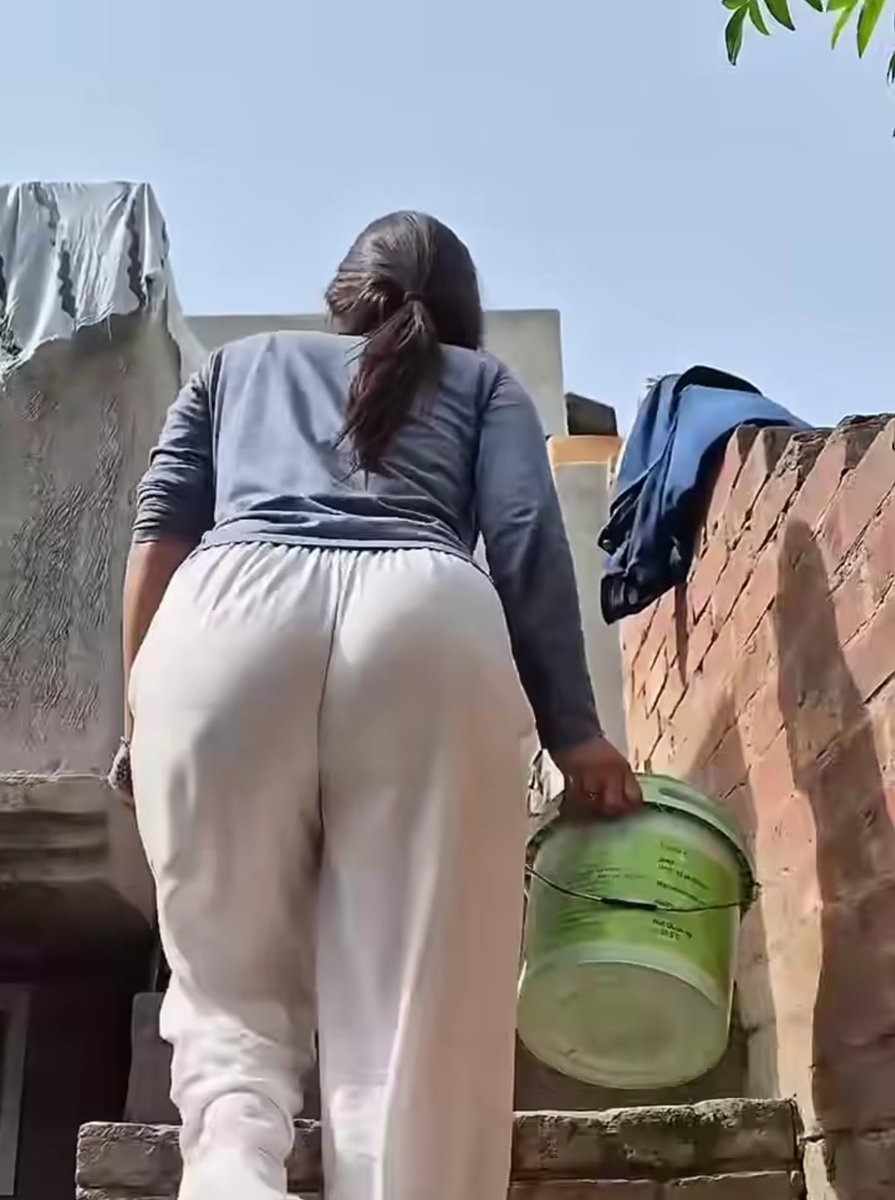 Chat pe ja rahe hai back side ahe hai