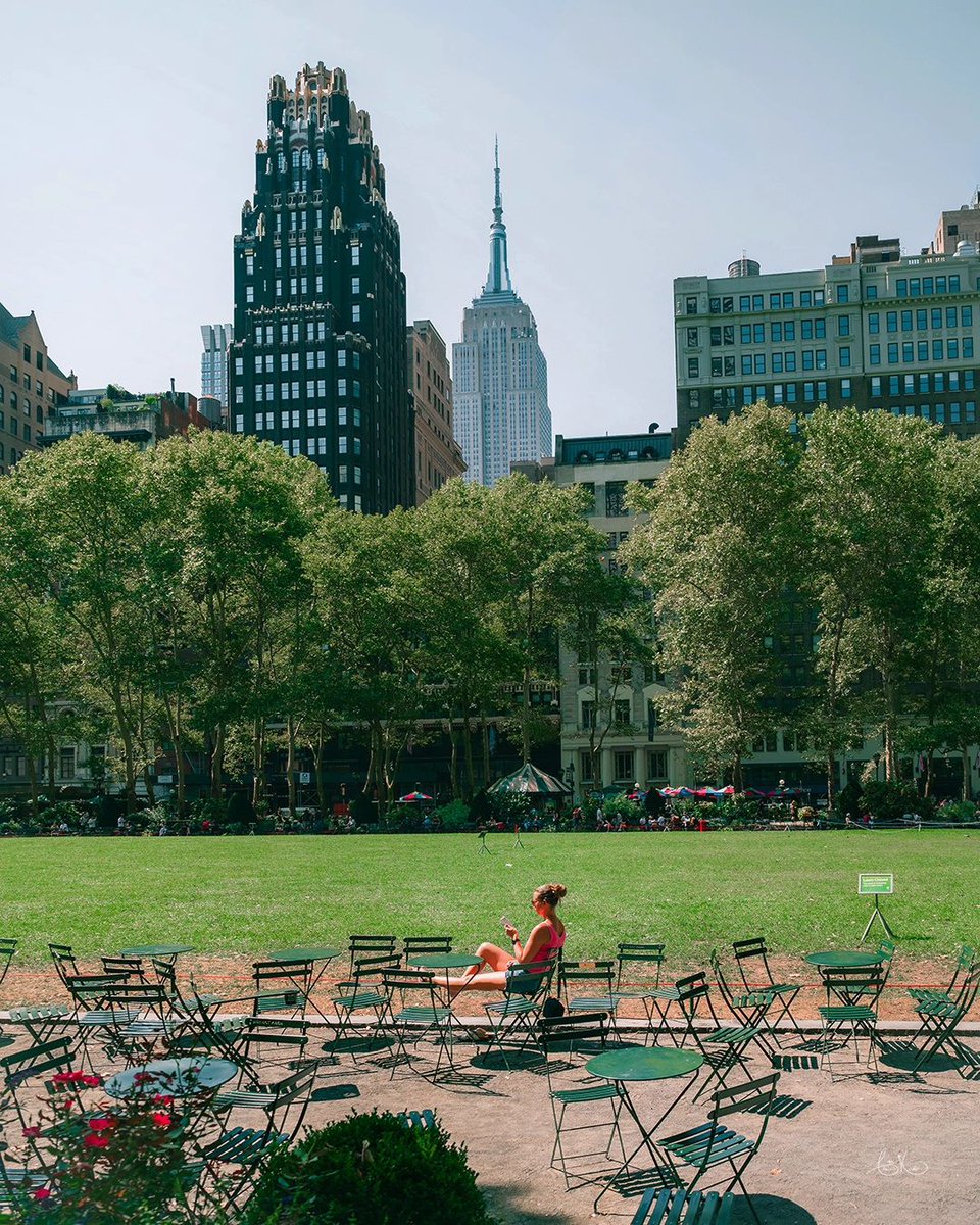 EmpireStateBldg's tweet image. Catching rays @bryantparknyc
馃摲: crown_4dking/IG