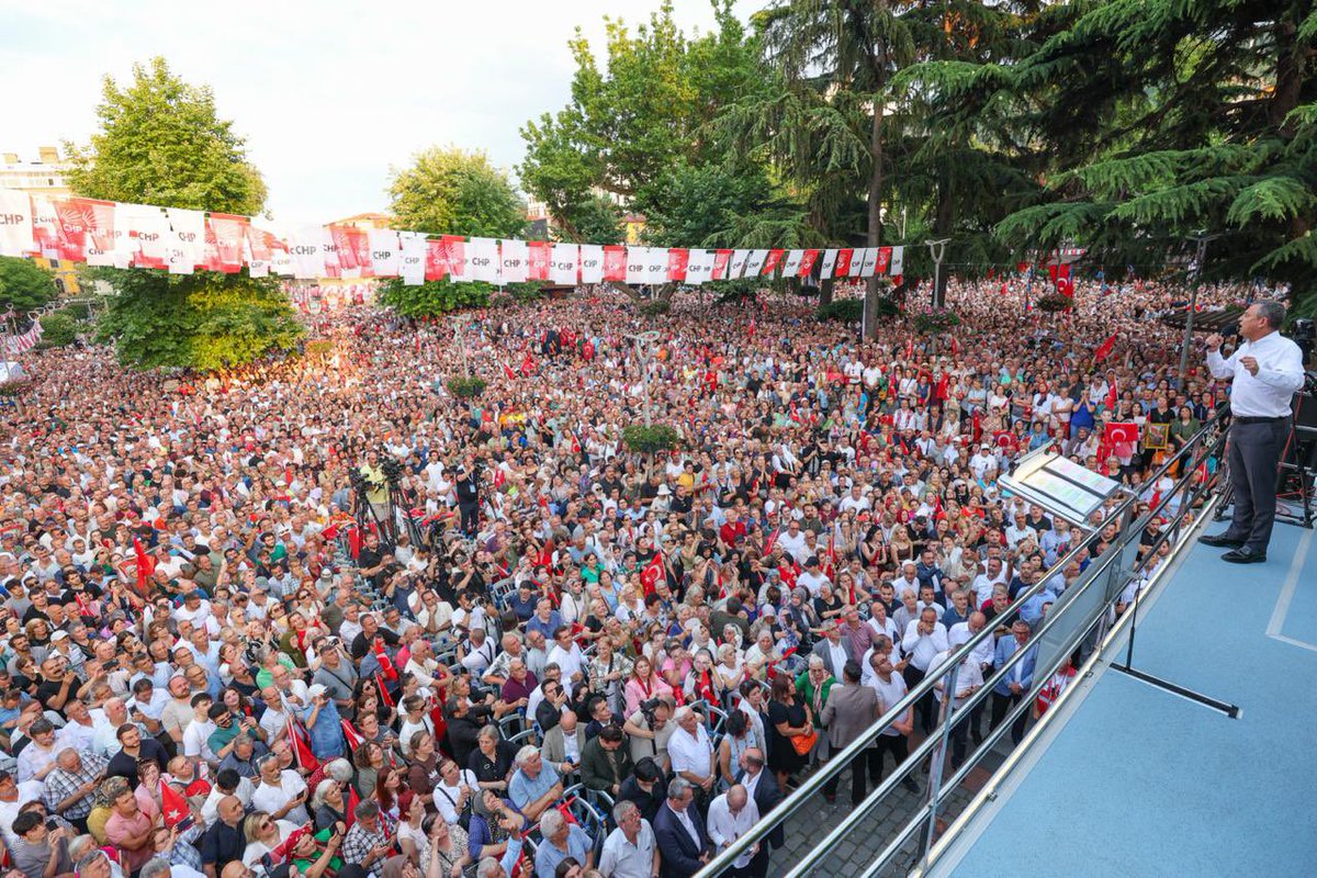 eczozgurozel's tweet image. Bugün Trabzon’un en büyük buluşmalarından birinde, evlatlarına sahip çıkan Karadeniz’in yiğit insanlarına teşekkür ediyorum.

Geliyoruz;
Yamaçtan kopan çığ gibi geliyoruz.
Denizden taşan dev dalgalar gibi geliyoruz.
Zincirleri söken fırtına gibi geliyoruz.

Türkiye için…