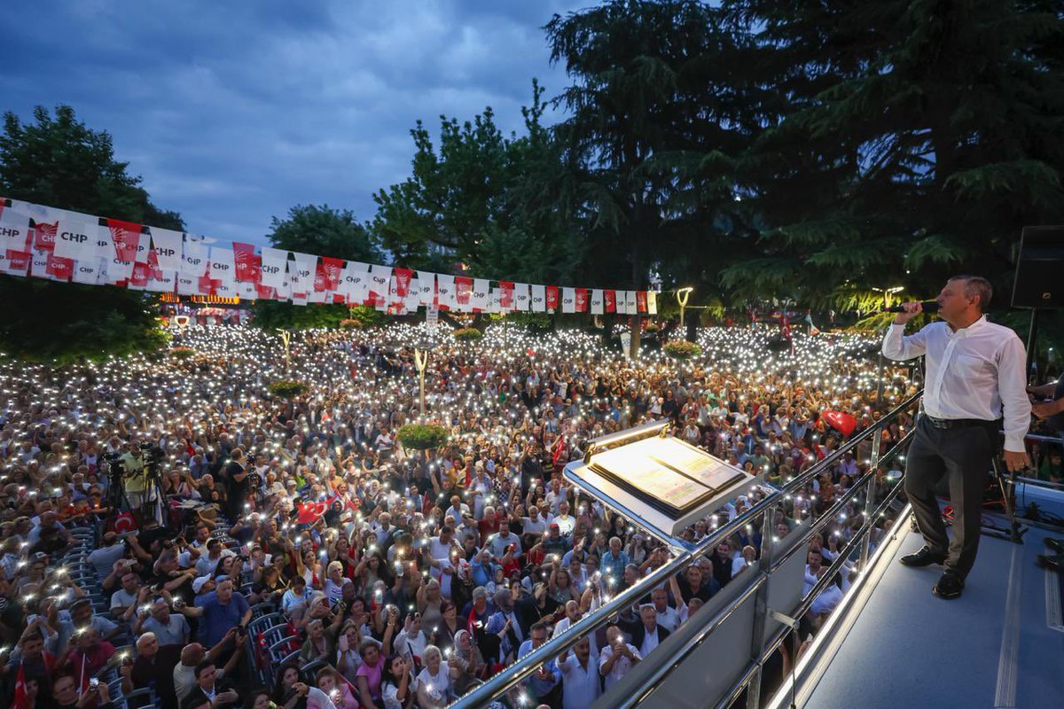 eczozgurozel's tweet image. Bugün Trabzon’un en büyük buluşmalarından birinde, evlatlarına sahip çıkan Karadeniz’in yiğit insanlarına teşekkür ediyorum.

Geliyoruz;
Yamaçtan kopan çığ gibi geliyoruz.
Denizden taşan dev dalgalar gibi geliyoruz.
Zincirleri söken fırtına gibi geliyoruz.

Türkiye için…