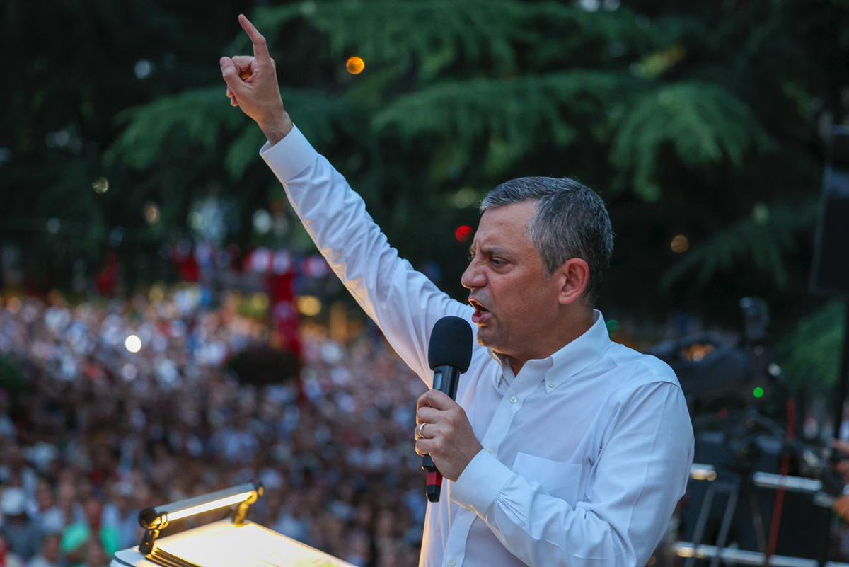 eczozgurozel's tweet image. Bugün Trabzon’un en büyük buluşmalarından birinde, evlatlarına sahip çıkan Karadeniz’in yiğit insanlarına teşekkür ediyorum.

Geliyoruz;
Yamaçtan kopan çığ gibi geliyoruz.
Denizden taşan dev dalgalar gibi geliyoruz.
Zincirleri söken fırtına gibi geliyoruz.

Türkiye için…