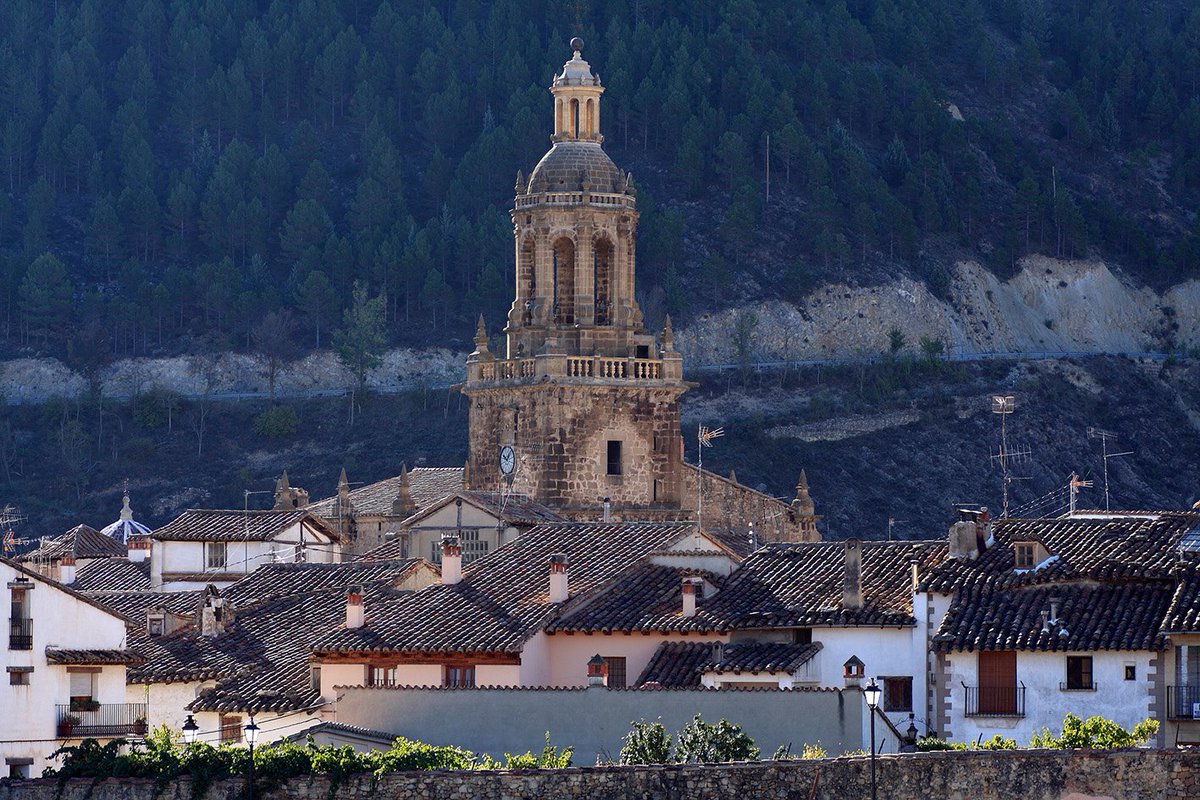 LosPueblosmbe's tweet image. Rubielos de Mora, Pórtico de Aragón entre tejas rojas y rodeno 🏘️🌄 Desde 2013 en #PueblosMásBonitosDeEspaña. Casas solariegas, portales medievales y ritmo slow… ¿cuándo te asomas? #RubielosDeMora #Teruel #lospueblosmbe  
