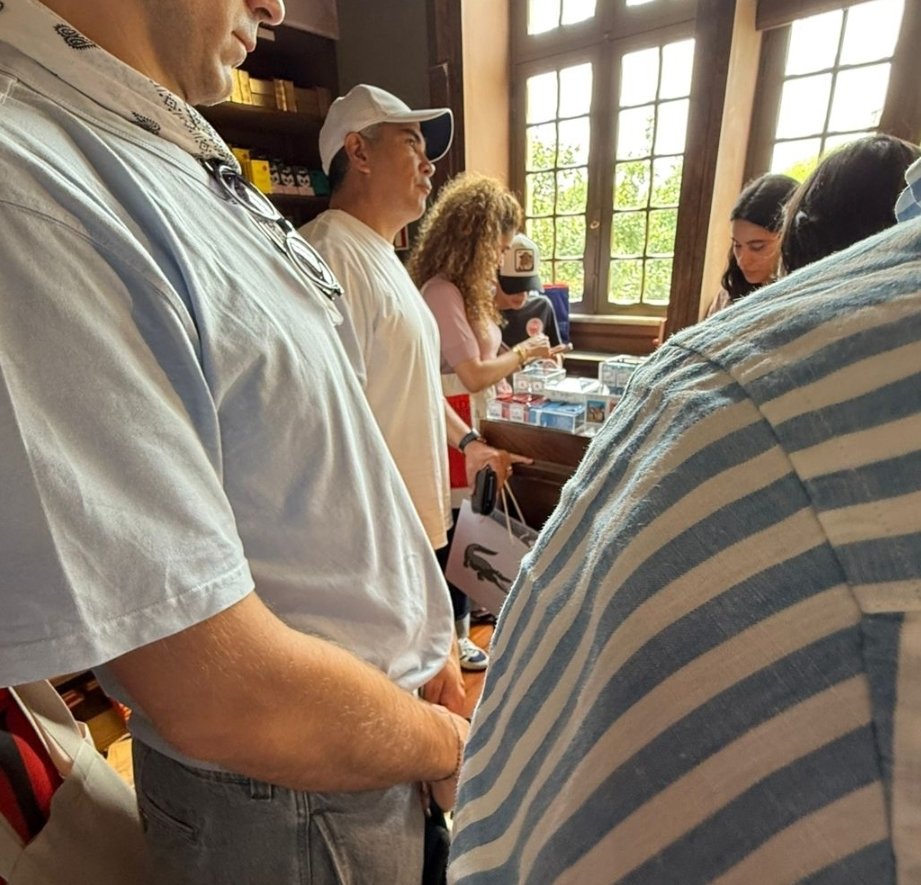 Ah caray, ¿Quién pompó? Alito presume reloj de 9 millones de pesos en Oporto, Portugal y también dos cadenas de oro macizo.
Es la decadencia del presidente nacional del PRI que se placea por Europa, el líder de un partido que en 2024 obtuvo menos de 5 millones de votos en un país