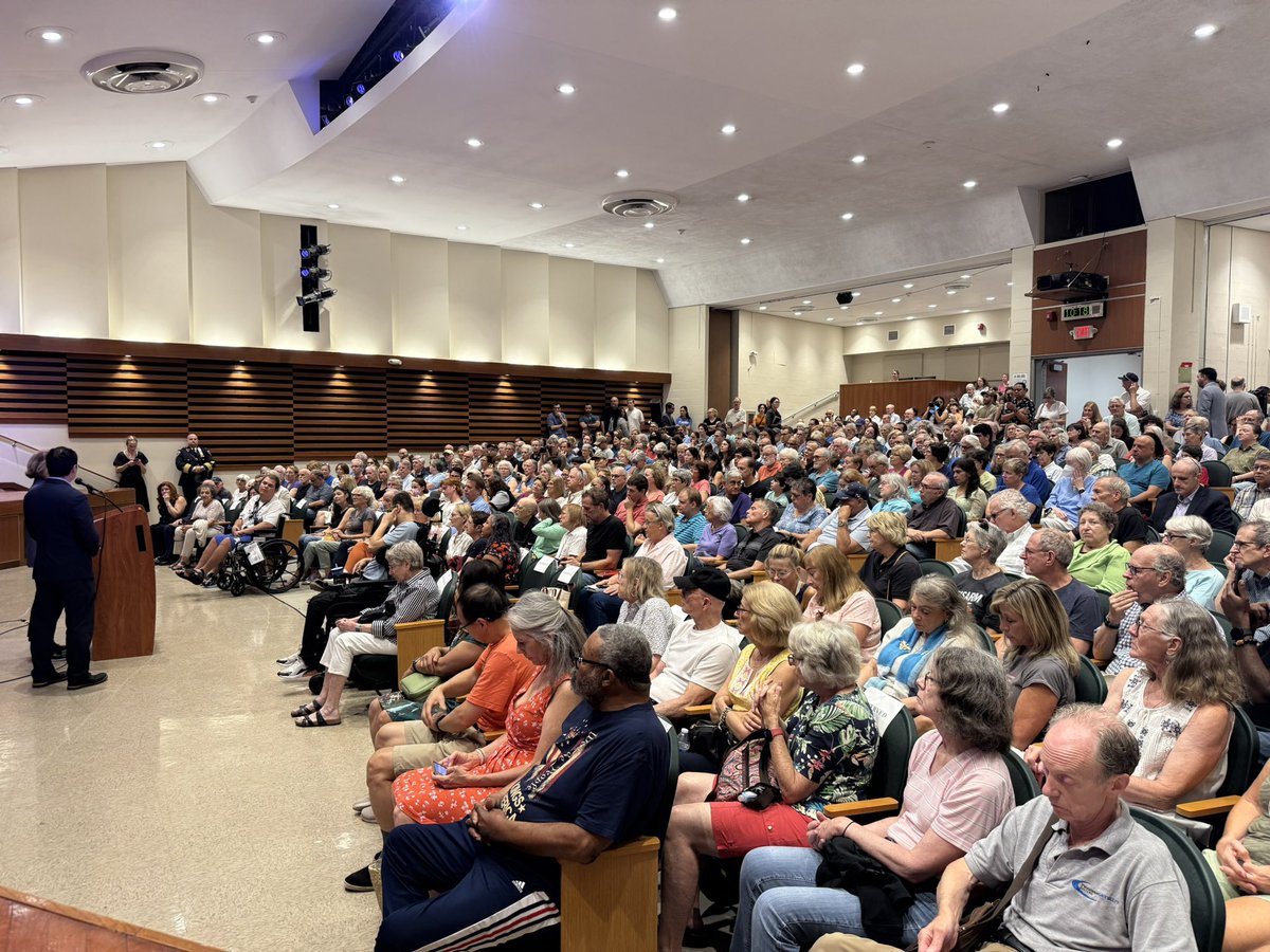 SenatorAndyKim's tweet image. Close to 500 people showed up at our town hall in Westfield, NJ today! Thank you to everyone who came to share their thoughts and engage in the kinds of civil conversations we know still matter.
I like to say that the opposite of democracy is apathy, and the overwhelming…