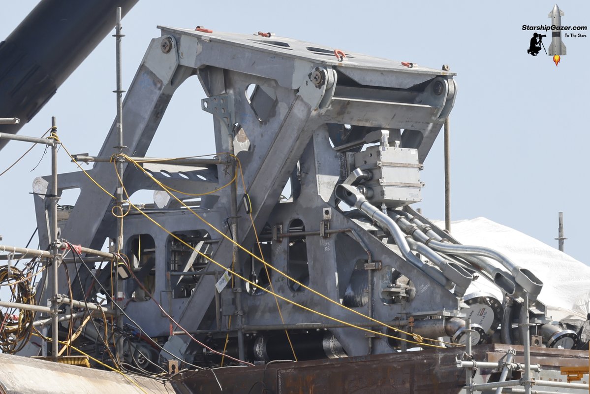 StarshipGazer's tweet image. The CH4 QD for fueling super heavy boosters has been installed on pad 2 today.
7/19/25