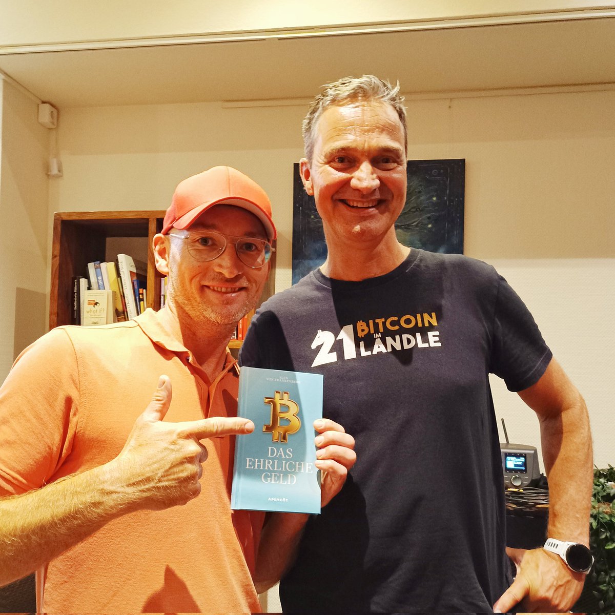 Wow, was für eine Buchpräsentation vom <a href="/Justdoitalex/">Alex v. Frankenberg (Hodltrainer)</a>.
Er hat im <a href="/bitcoin_hotel/">Bitcoin Hotel</a>  nicht nur sein neues Buch vorgestellt, sondern gemeinsam mit den Anwesenden wie z. B. <a href="/PiusSprenger/">Pius the Banker</a>  und Marc vom <a href="/bitcoin_hotel/">Bitcoin Hotel</a> auch reichlich Fragen beantwortet, diskutiert und auch Fotos gemacht.