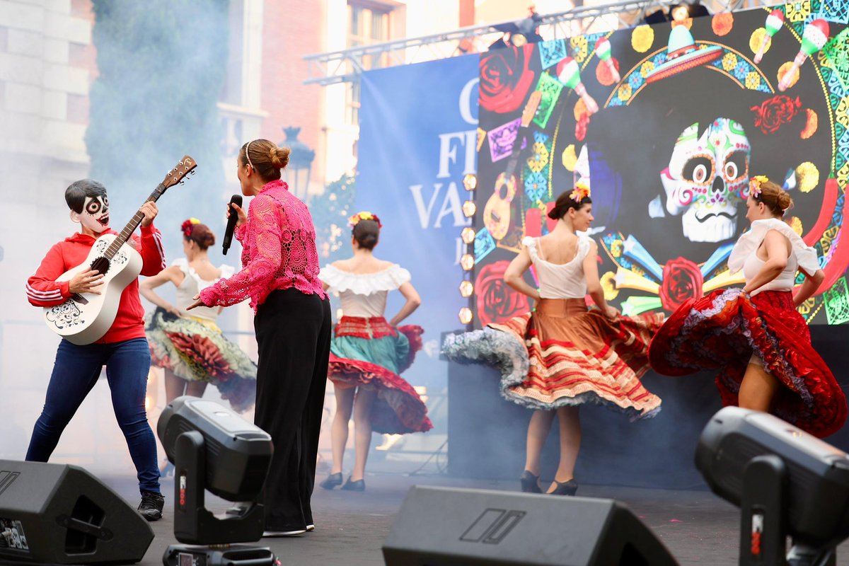 GranFeriaVLC's tweet photo. Los peques vivieron una tarde mágica cantando, soñando y disfrutando con los clásicos de Disney en “Gisela. Una historia encantada” 🎶

La Plaza del Patriarca se llenó de ilusión, música y sonrisas que aún resuenan en el corazón de los más pequeños (y no tan pequeños). 💫 https://t.co/xWjKbsXJrJ