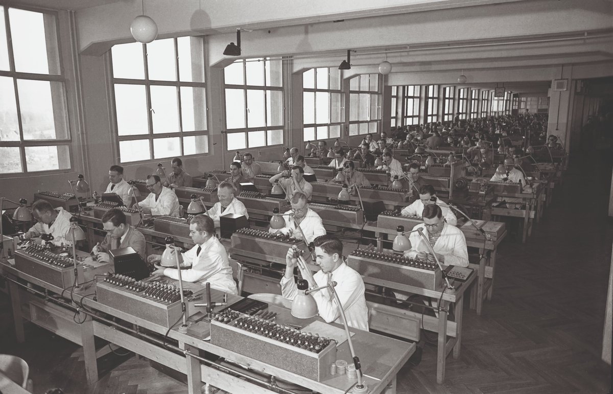 Aquí cuento lo que viví en los actos de celebración del centenario de la cámara que revolucionó la fotografía. ¿Por qué se fabricó junto a un río en el centro de Alemania? Esta es su historia elpais.com/cultura/2025-0…