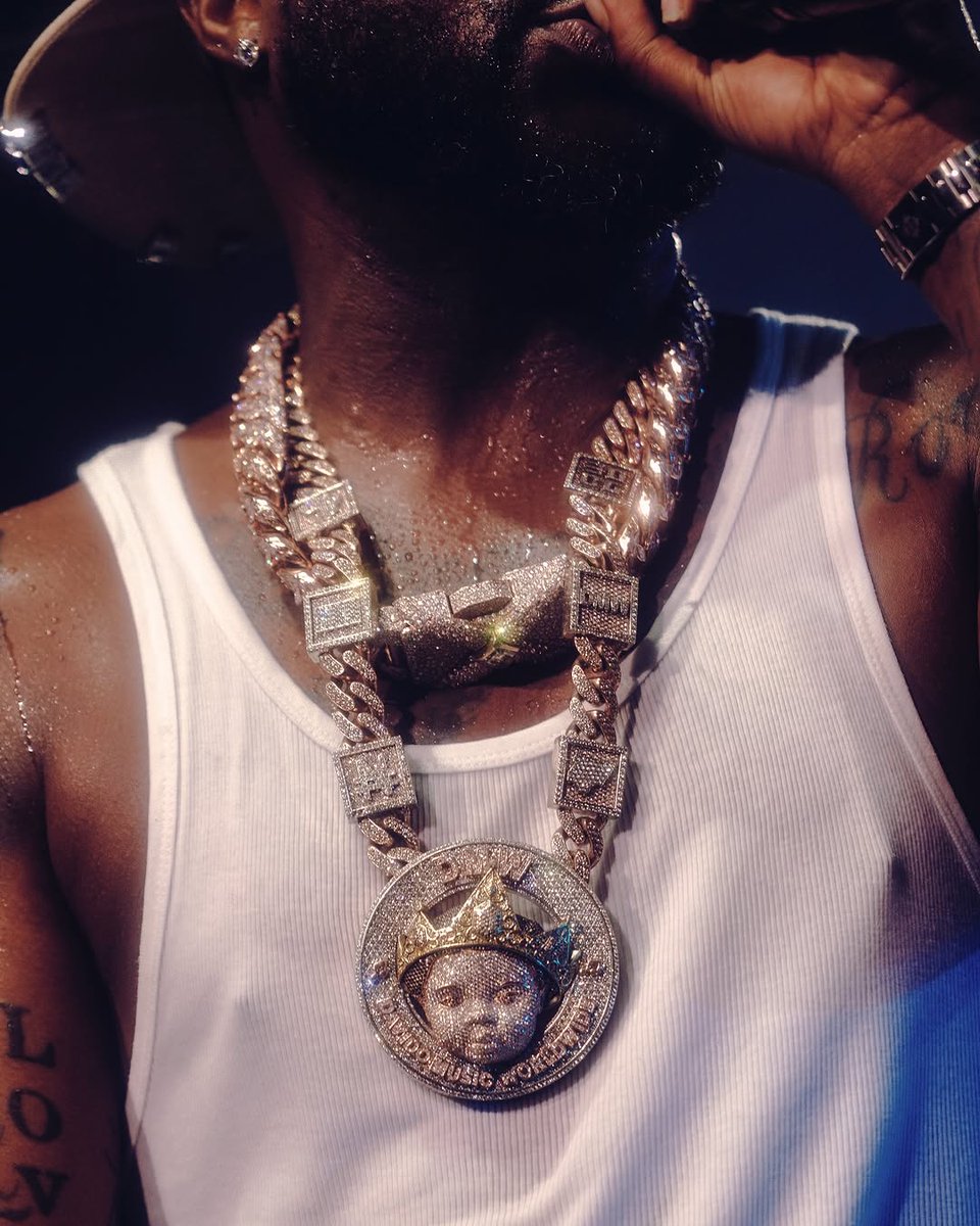 Itsmebunka's tweet image. Sweat of SUCCESS 👑
#FIVEALIVETOUR @davido 💯🔥🔥