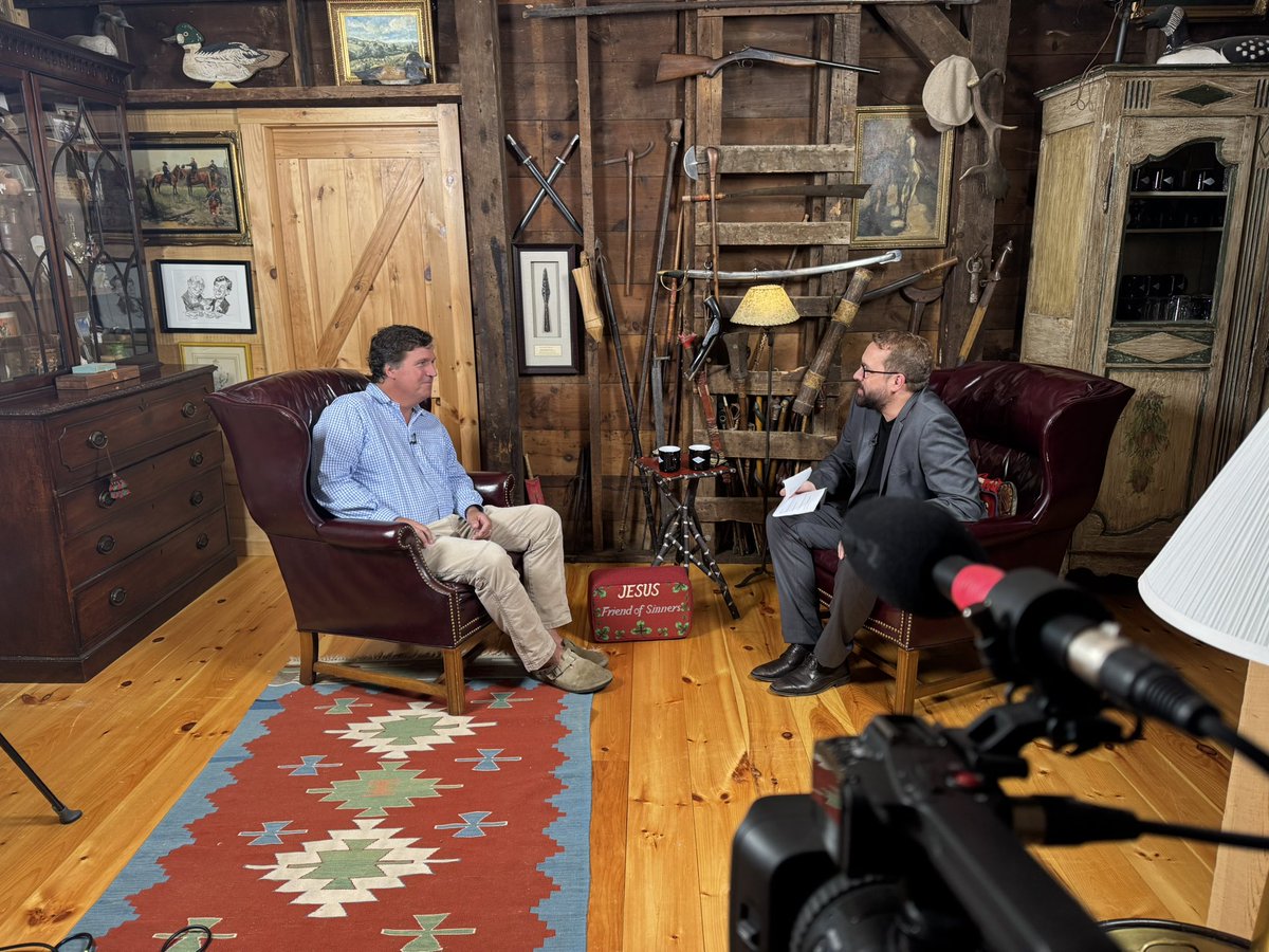 ronzheimer's tweet image. Ich war bei @TuckerCarlson zuhause in Maine. Ab Sonntag auf allen Plattformen, BamS, online, Podcast. Es ging um Trump, Weltpolitik und Deutschland.