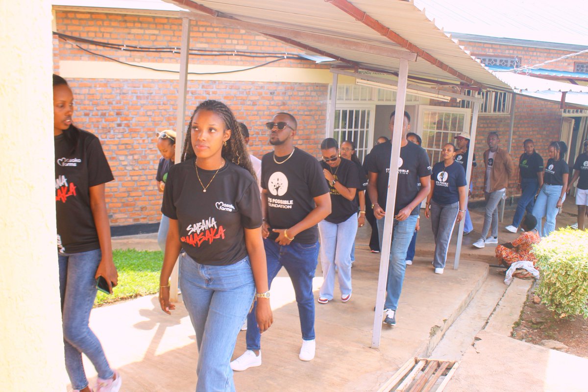 KiziguroH's tweet photo. Uyu munsi muri @KiziguroH twakiriye urubyiruko ruturutse  muri @ItsPossibleFou1 ruje gusura abarwayi by'umwihariko abana; ku bufatanye na @masaka_farms.
Baganirijwe kuri Serivise zihatangirwa ndetse baha abarwayi amata, imyenda n'ibikoresho by'isuku bari babazaniye. https://t.co/RavXyTLzj3