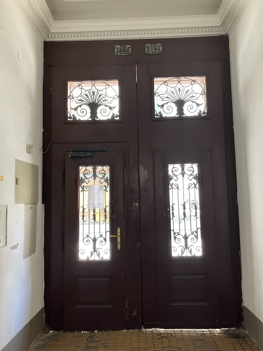 Viyana Anahtarı (Okşan Svastics) (@osvastics) on Twitter photo Vaktiyle hemen her binada olan çeşmeyi
-bizim avludaki çatı/garaj inşaatı sırasında toz oldu mesela- görünce heyecanlandım. Sonra trabzanı gördüm ama asıl ilginci çamur kazıyıcı idi. Süslüsünü gördüm ama tutamaklısını ilk görüşüm galiba. Heyhat, bina virane 
#mimari #viyana Vaktiyle hemen her binada olan çeşmeyi
-bizim avludaki çatı/garaj inşaatı sırasında toz oldu mesela- görünce heyecanlandım. Sonra trabzanı gördüm ama asıl ilginci çamur kazıyıcı idi. Süslüsünü gördüm ama tutamaklısını ilk görüşüm galiba. Heyhat, bina virane 
#mimari #viyana
