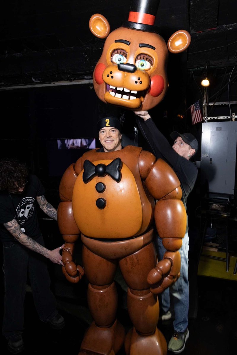 DeducerFNAF's tweet image. New 'FIVE NIGHTS AT FREDDY'S 2' Toy Freddy LOOK!! 👀
Jason Blum suited up for the CinemaCon event in April!
(via Fanáticos del Cine)
#FNAF #FNAFMovie #FiveNightsAtFreddys #FNAF2 #FNAFMovie2