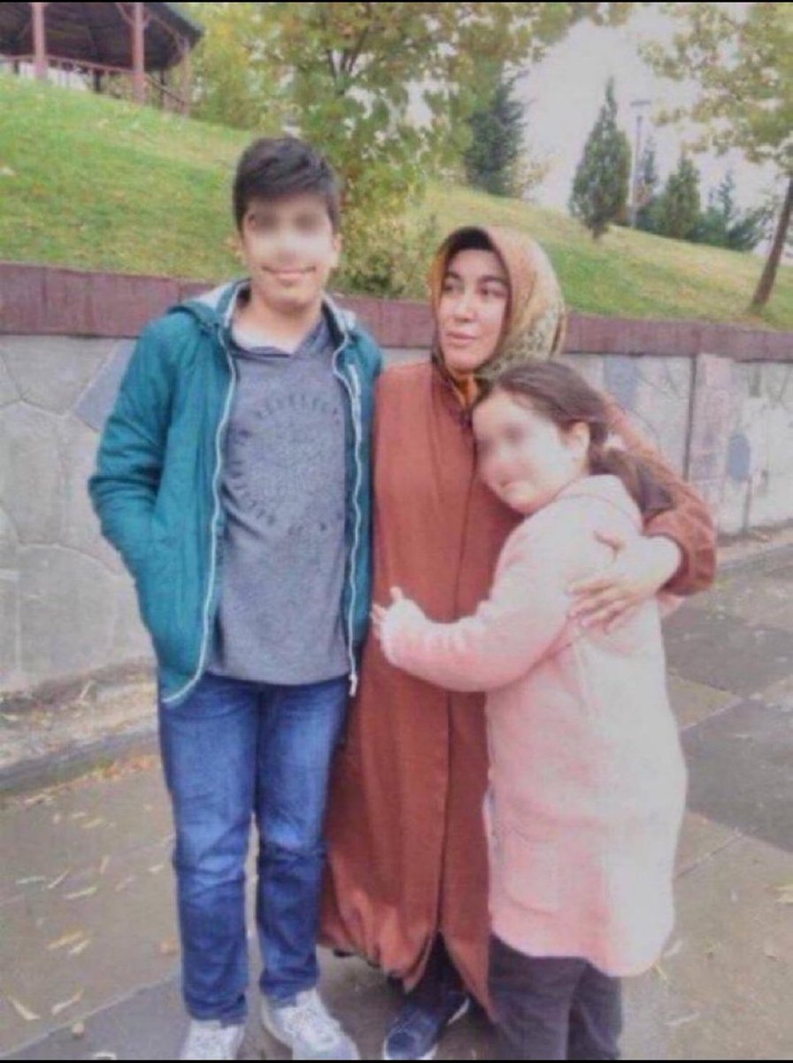 TutsakBebekler's tweet photo. ANKARA

Matematik öğretmeni Kevser Sinan, 17 Ekim 2019’da tutuklandı. Eşi de ondan önce benzer gerekçelerle cezaevine konuldu.
Suç sayılmayacak gerekçelerle özgürlüklerinden mahrum bırakılan bu insanlar ve aileleri büyük bir zulüm yaşıyor. Ailenin iki çocuğu, Ali İhsan ve Seher, anne ve babalarından ayrı, hasret içinde büyüyor. Onlar, kavuşacakları günü umutla bekliyor.

@CandanYceer

Kaybedilen Adalet