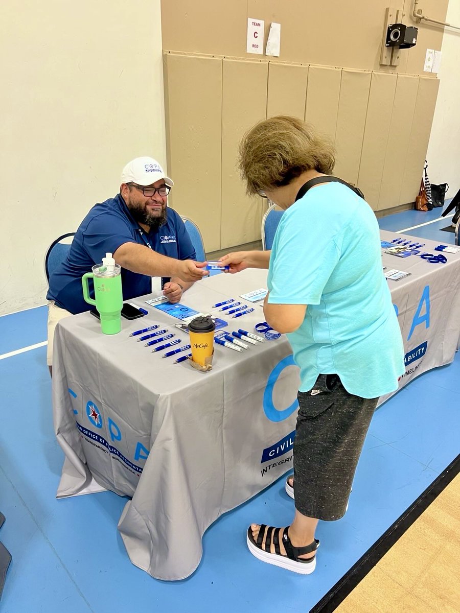 ChicagoCOPA's tweet image. Today, COPA was at the @chicityclerk Mobile City Hall Kick Off event at St. Aloysius Thiele Center. Onsite were city stickers & permits, city agencies, @chicagocitykey ID’s, & community orgs. COPA was providing info on police accountability. #COPAInTheCommunity #MobileCityHall