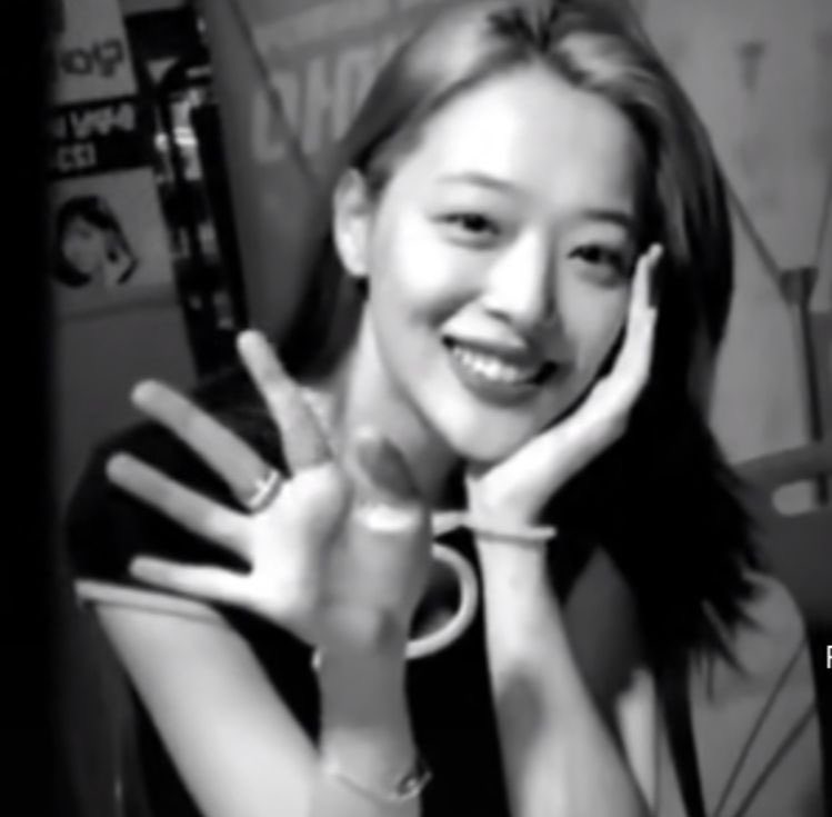 sulli smile bot🇵🇸 (@sullismilebot) on Twitter photo 