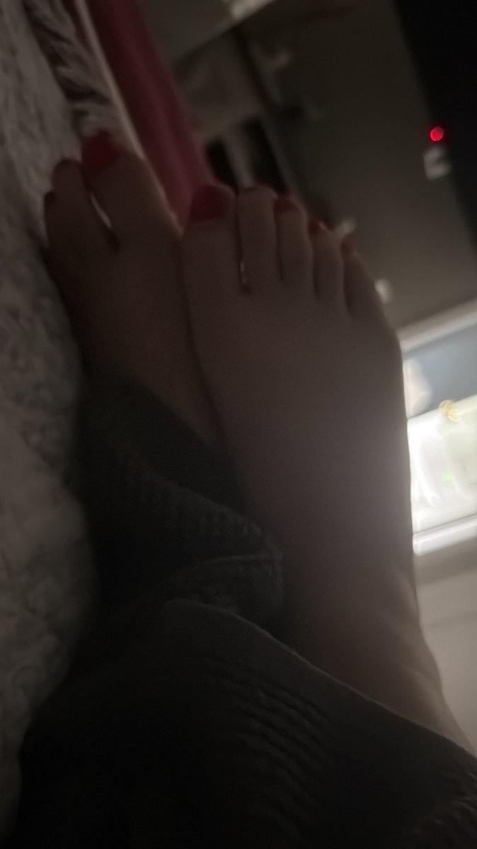 BADemmarose's tweet photo. My toes and your cock should meet https://t.co/n7D9TFjeJr