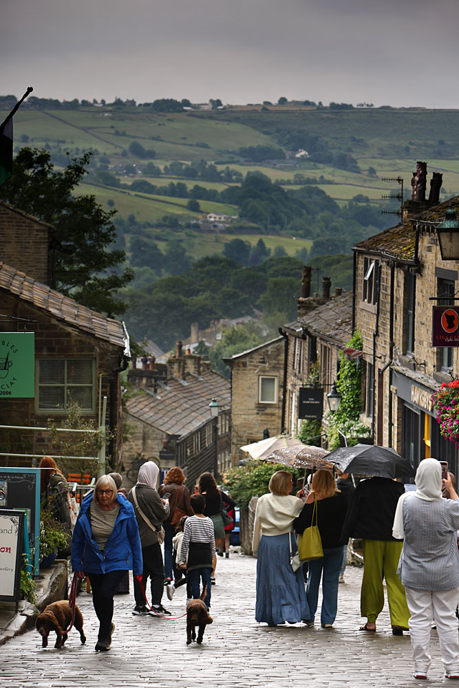 Warm with drizzle this afternoon on Haworth Main St. That rain you can't see but gets you wet. 

#haworth #bronte #brontë
