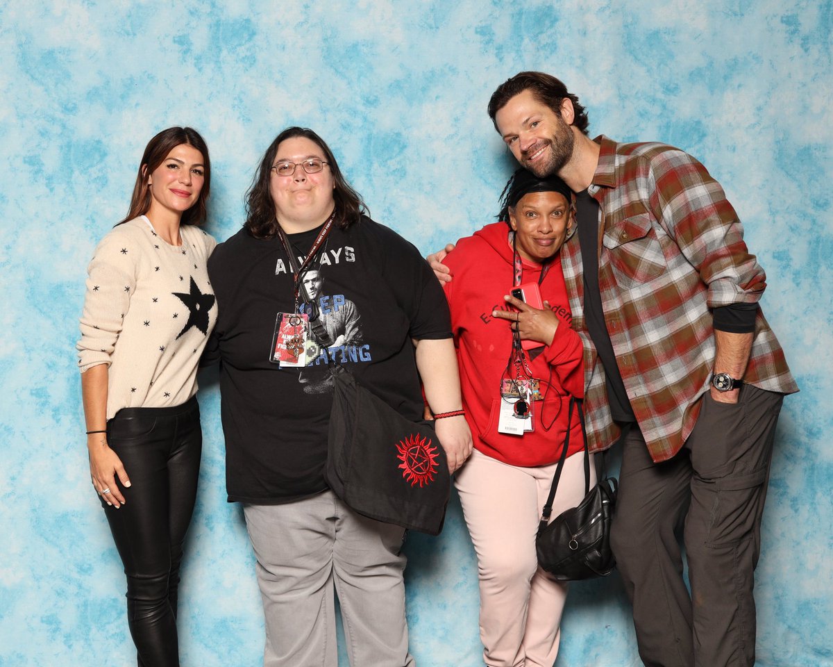 ACRocks8's tweet image. Happy Birthday @jarpad 🎂 🥳 🎉 This was me and a friend of mine meeting you and Gen for the first time at RI Comic Con. I was so nervous I forgot to smile, 😆 Hopefully me and my friend can meet you again sometime and we can redo this picture 😘 Hope you have the best birthday!