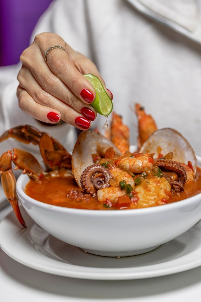 ¡Caigale que nosotros en este llovidón lo consentimos con la sopa marinera pa’ que se acuerde que en el verano sí se puede sentir caliente!