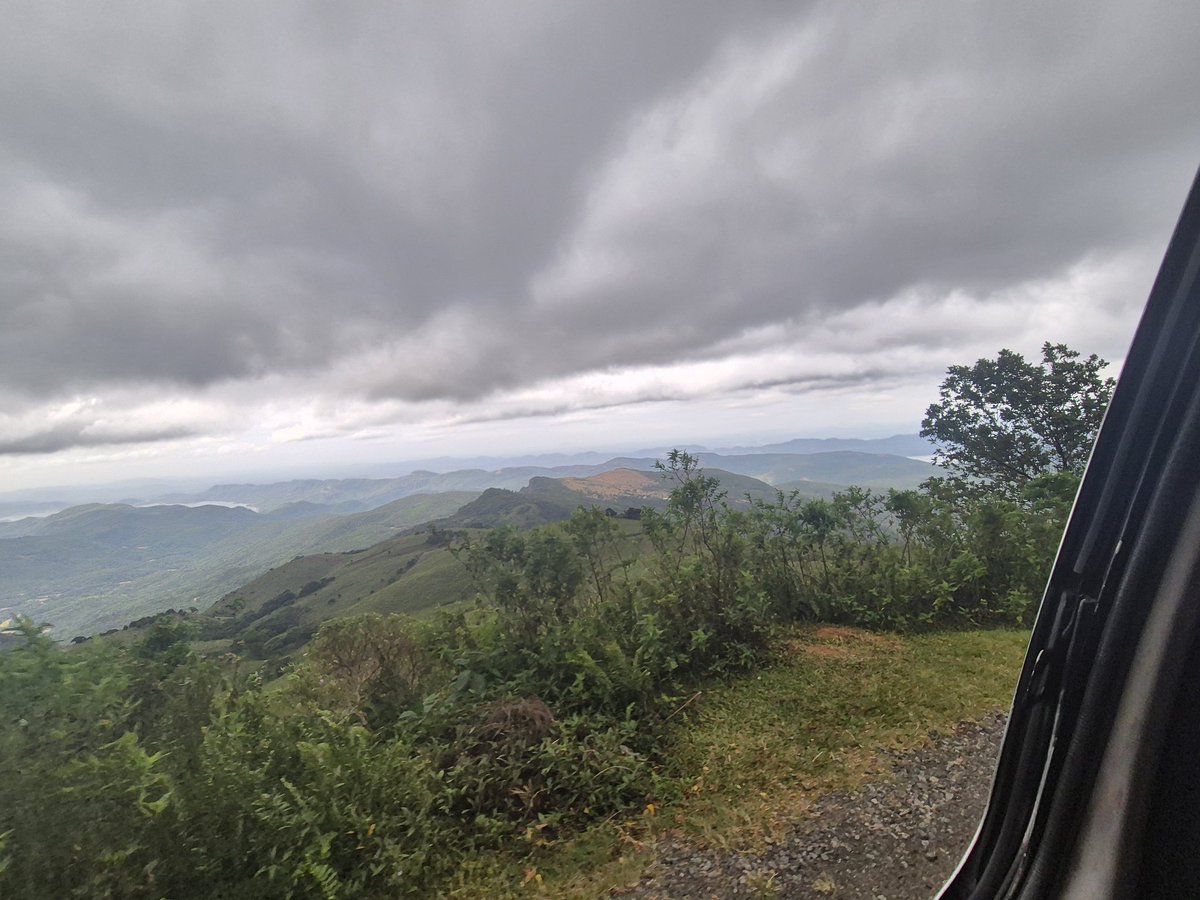 BlaiseOutdoor's tweet image. Today we climbed Mt Manigala in the Knuckles mountain range before heading to Kandy for the night. Tomorrow we visit the sacred Temple of the Tooth relic, enjoy cultural performances and visit the botanical gardens in Peradeniya.
