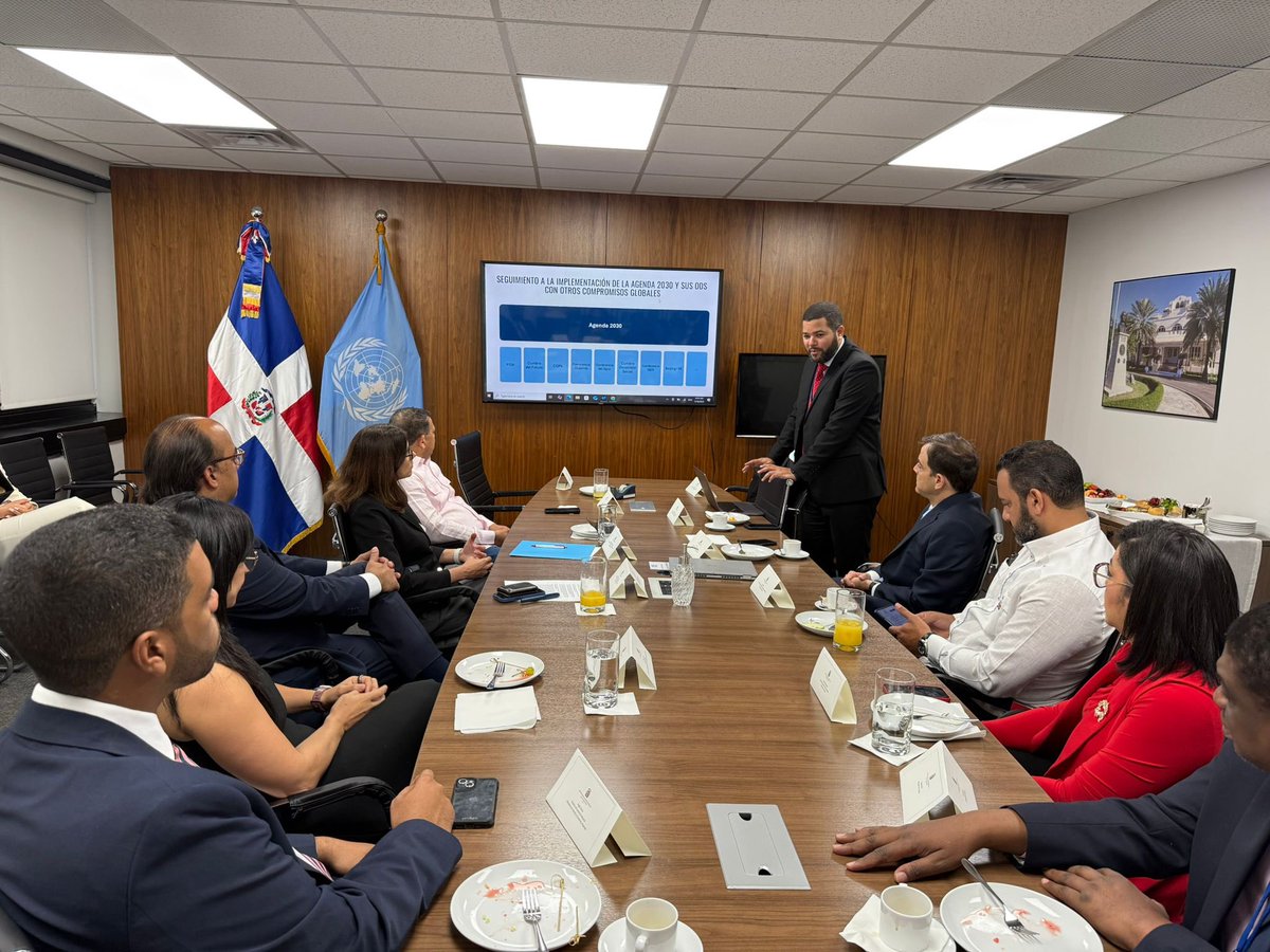 🌍 La Misión Permanente de República Dominicana 🇩🇴 ante Naciones Unidas 🇺🇳, organizó un desayuno para la delegación que participa en el Foro Político de Alto Nivel sobre Desarrollo Sostenible (#HLPF2025), encabezada por el señor Martín Francos, viceministro de Planificación e