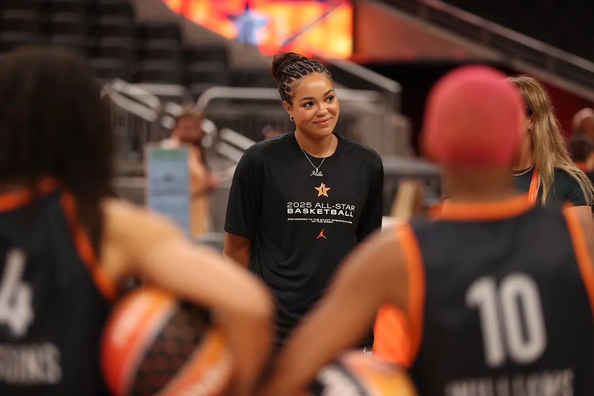 SwishAppeal's tweet image. With the fire of Skylar and AT, the fundamentals of Phee and her fellow Huskies, 3s from Allisha and point-forward flashes from Angel, #TeamCollier has the ingredients the triumph in the #WNBAAllStar game.
Here's more on why Team Collier will win in Indy: sbnation.com/e/24231392